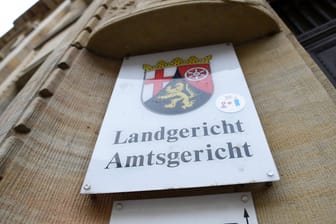 Auf einem Schild steht "Landgericht – Amtsgericht": In Mainz steht ein Mann wegen schwerer Körperverletzung vor Gericht.