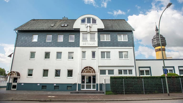 Gebäude einer Baptisten-Gemeinde in Frankfurt (Main): Nach einem Gottesdienst in der ersten Maihälfte haben sich mehr als 100 Menschen mit dem Coronavirus infiziert.