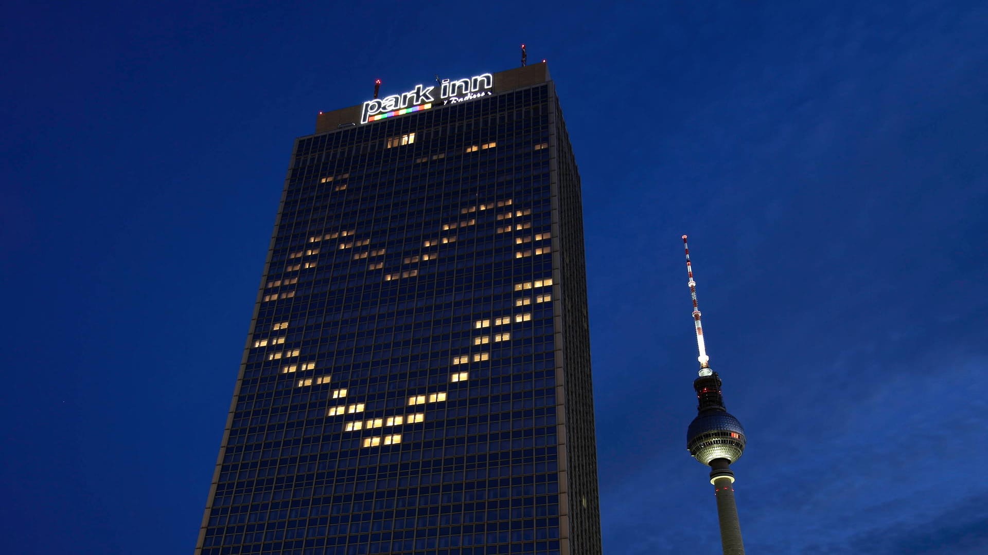 Das Hotel Park Inn am Alexanderplatz hat waehrend der Corona-Krise einige Fenster so beleuchtet, dass sie zusammen ein Herz bilden: In Berlin dürfen die Hotels nun wieder öffnen, doch die Buchungen steigen nur leicht.