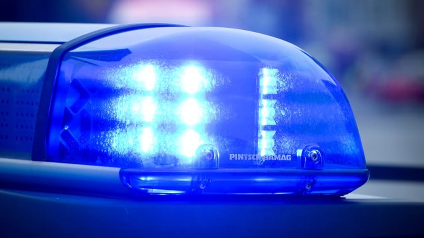 Blaulicht an einem Polizeiauto: Karlsruher Ermittler suchen nach einem folgenschweren Streit zweier Radfahrer nach Zeugen.