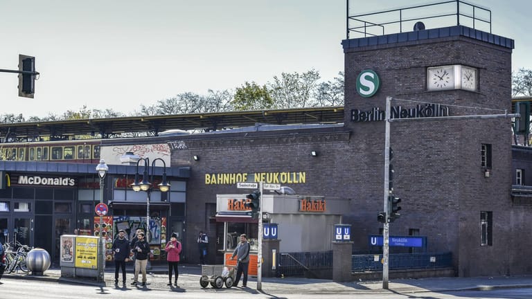 Der S-Bahnhof Neukölln: Hier wurden zwei Männer von einer Gruppe attackiert.