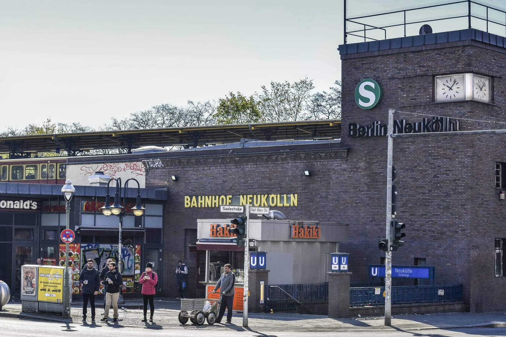 Der S-Bahnhof Neukölln: Hier wurden zwei Männer von einer Gruppe attackiert.