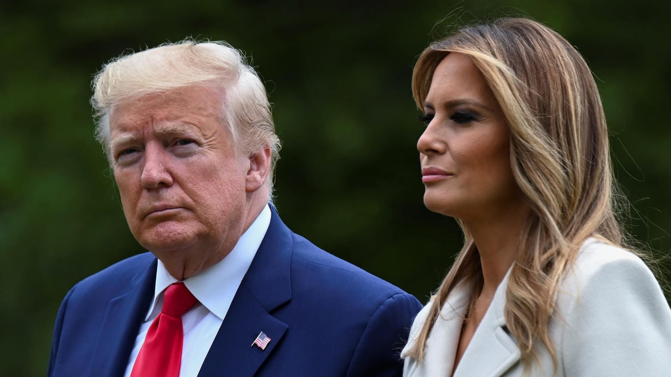 Donald Trump mit seiner Gattin Melania: Der US-Präsident steht wegen eines Golfplatz-Besuches in der Kritik.
