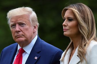 Donald Trump mit seiner Gattin Melania: Der US-Präsident steht wegen eines Golfplatz-Besuches in der Kritik.