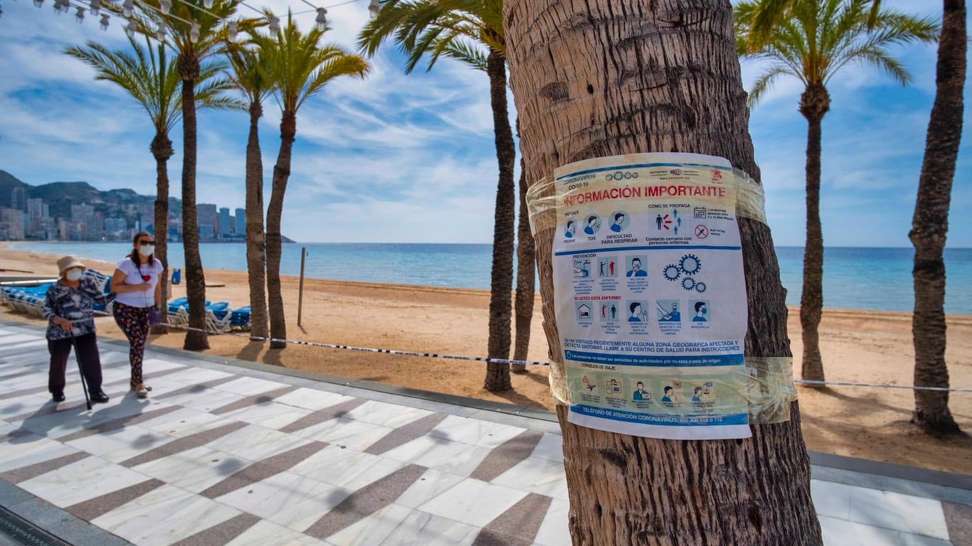 Ein Strand in Spanien (Symbolbild): Ab Mitte Juni soll die Reisewarnung aus Deutschland für EU-Länder aufgehoben werden.