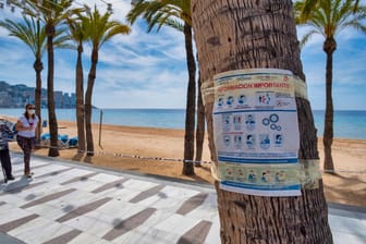 Ein Strand in Spanien (Symbolbild): Ab Mitte Juni soll die Reisewarnung aus Deutschland für EU-Länder aufgehoben werden.