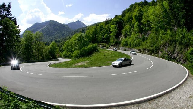 Während der Fahrt durch Täler oder über hohe Berge mit engen Kurven hilft ein möglichst weiter Blick, um potentielle Gefahren frühzeitig zu erkennen.