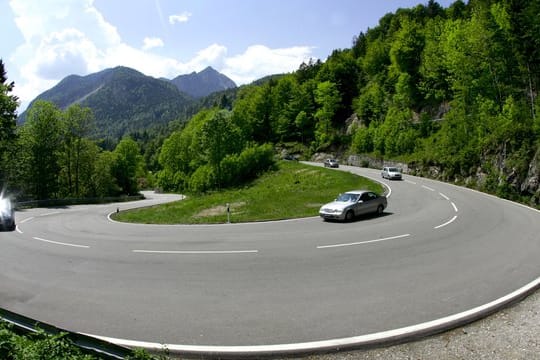 Während der Fahrt durch Täler oder über hohe Berge mit engen Kurven hilft ein möglichst weiter Blick, um potentielle Gefahren frühzeitig zu erkennen.