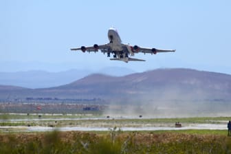 Eine modifizierte Boeing 747: Der Flieger sollte die Rakete von 10.000 Metern aus ins Weltall schießen.