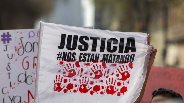 Zehntausende gehen gegen die Gewalt an Frauen in Mexiko auf die Straße. Zehntausende gehen gegen die Gewalt an Frauen in Mexiko auf die Straße.