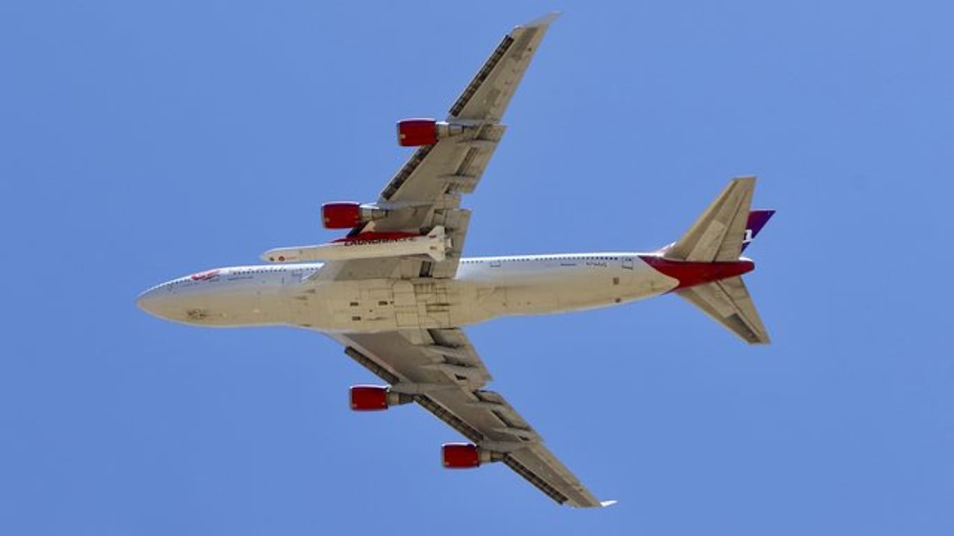 Eine Boeing von Virgin Orbit startet vom Raumfahrthafen Mojave Air.