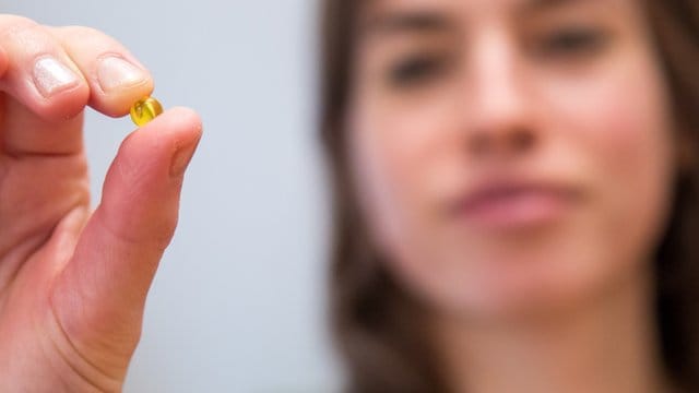 Kann man einnehmen, muss man aber nicht: Kapseln mit Omega-3-Fettsäuren sind nach Einschätzung der Stiftung Warentest verzichtbar.