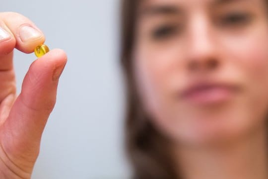 Kann man einnehmen, muss man aber nicht: Kapseln mit Omega-3-Fettsäuren sind nach Einschätzung der Stiftung Warentest verzichtbar.