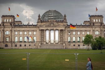 Reichstag in Berlin: Die Unionsfraktion will einem Beschluss zustimmen, der den Abbau des Soli ab 1. Juli beinhaltet.