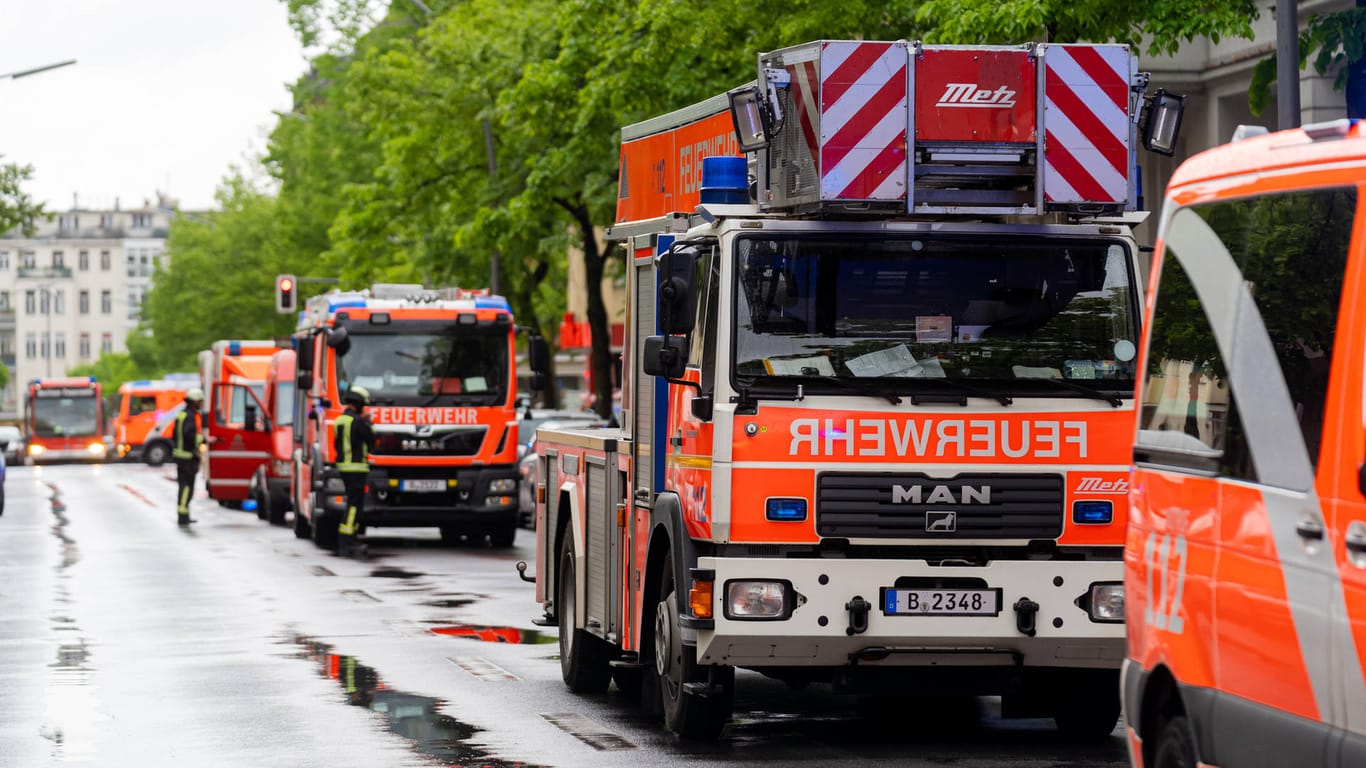 Einsatzwagen der Feuerwehr: In Raunheim flüchtete ein Mann vor seinem Sohn auf ein Hausdach. Er brauchte Hilfe beim Abstieg.