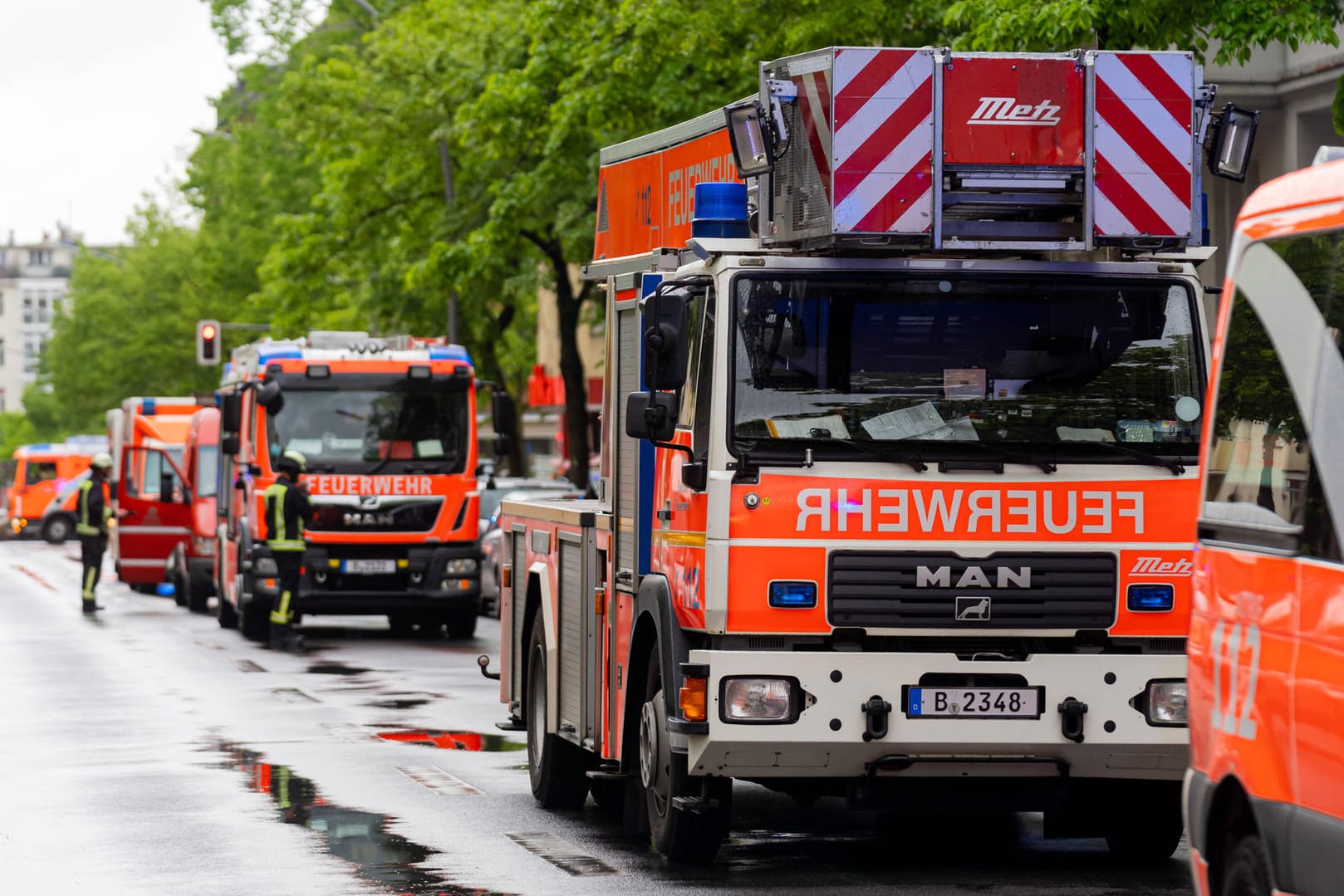 Einsatzwagen der Feuerwehr: In Raunheim flüchtete ein Mann vor seinem Sohn auf ein Hausdach. Er brauchte Hilfe beim Abstieg.