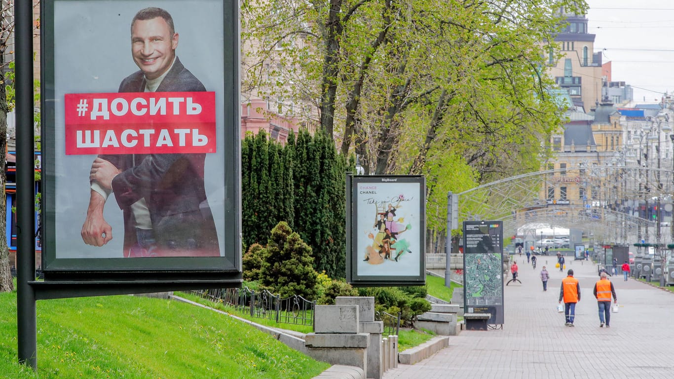 Vitali Klitschko: Werbeposter des Ex-Boxweltmeisters hängen in Kiews Innenstadt.