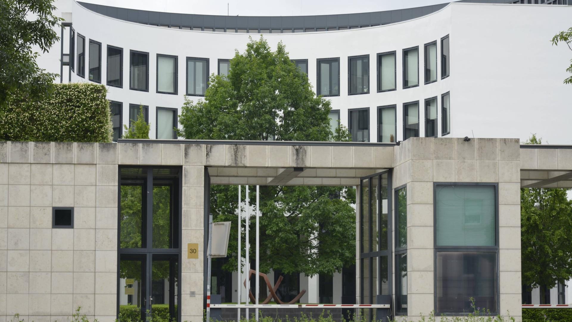 Generalbundesanwaltschaft in Karlsruhe: Ein PKK-Mitglied ist unter anderem wegen der Organisation von Veranstaltungen angeklagt worden. Generalbundesanwaltschaft in Karlsruhe: Ein PKK-Mitglied ist unter anderem wegen der Organisation von Veranstaltungen angeklagt worden.
