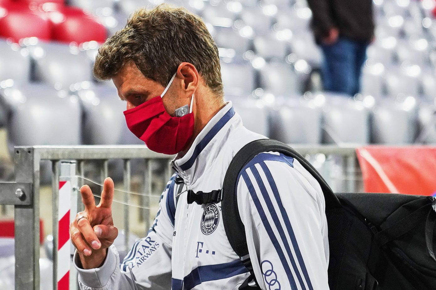 Thomas Müller mit Gesichtsmaske: Die Bundesliga erlebt mit den Geisterspielen eine völlig neue Herausforderung.