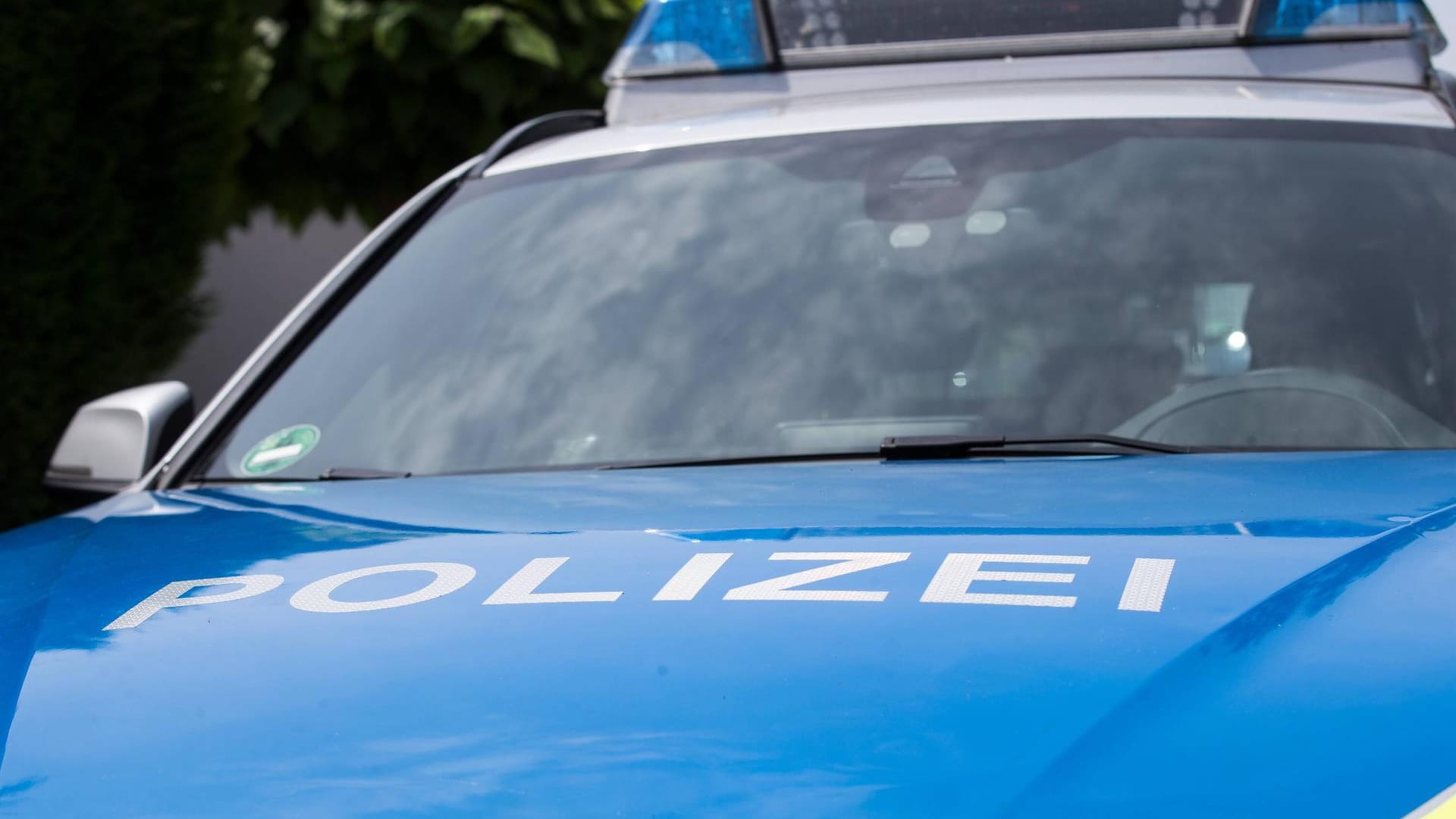 Die Motorhaube eines Einsatzfahrzeuges der Polizei (Symbolbild): Hier rekelte sich ein Düsseldorfer, während seine Freunde ihn dabei filmten. Die Motorhaube eines Einsatzfahrzeuges der Polizei (Symbolbild): Hier rekelte sich ein Düsseldorfer, während seine Freunde ihn dabei filmten.
