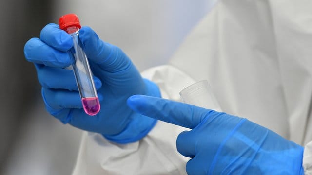 Ein Röhrchen mit einer Nährlösung für einen Corona-Test. Ein Röhrchen mit einer Nährlösung für einen Corona-Test.