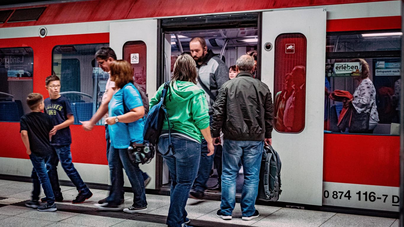 Menschen steigen in eine S-Bahn am Bahnhof Landungsbrücken (Symbolbild): Hier ist ein Mann von einem Zug erfasst worden.