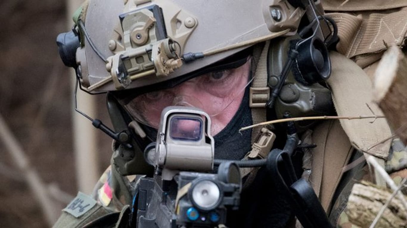 Ein Bundeswehrsoldat der Eliteeinheit Kommando Spezialkräfte (KSK) trainiert den Häuserkampf und eine Geiselbefreiung.