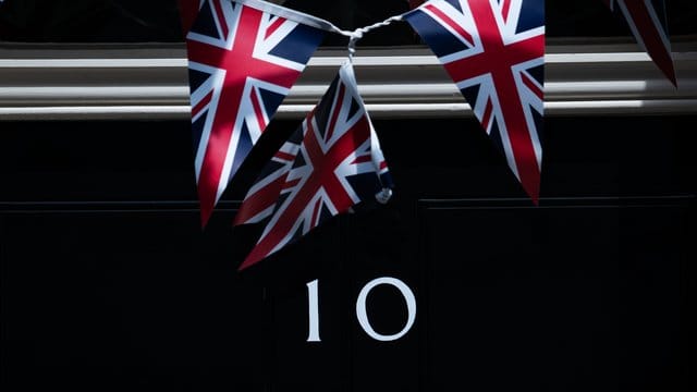Fähnchen vor der Tür der 10 Downing Street. Fähnchen vor der Tür der 10 Downing Street.