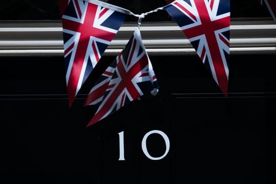 Fähnchen vor der Tür der 10 Downing Street.