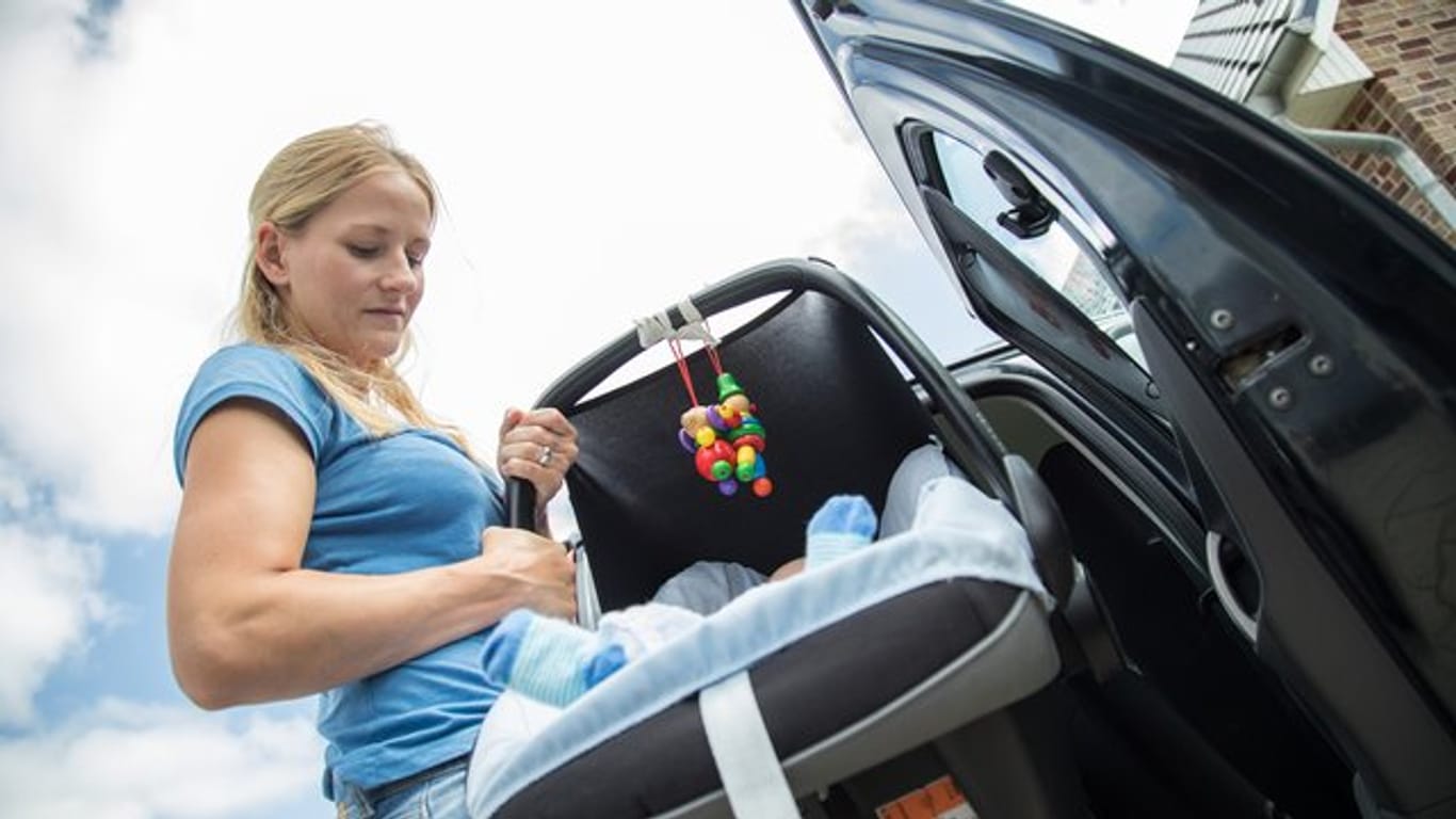 Sensible Fracht: Damit das Baby sicher mitfährt, sollten Eltern den Autositz gründlich testen.