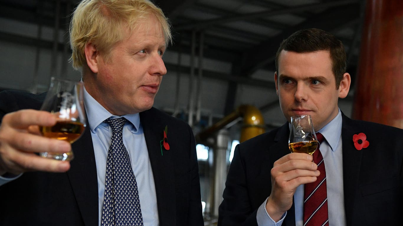 Boris Johnson (l.) und Douglas Ross: Das Regierungsmitglied trat am Dienstag zurück.