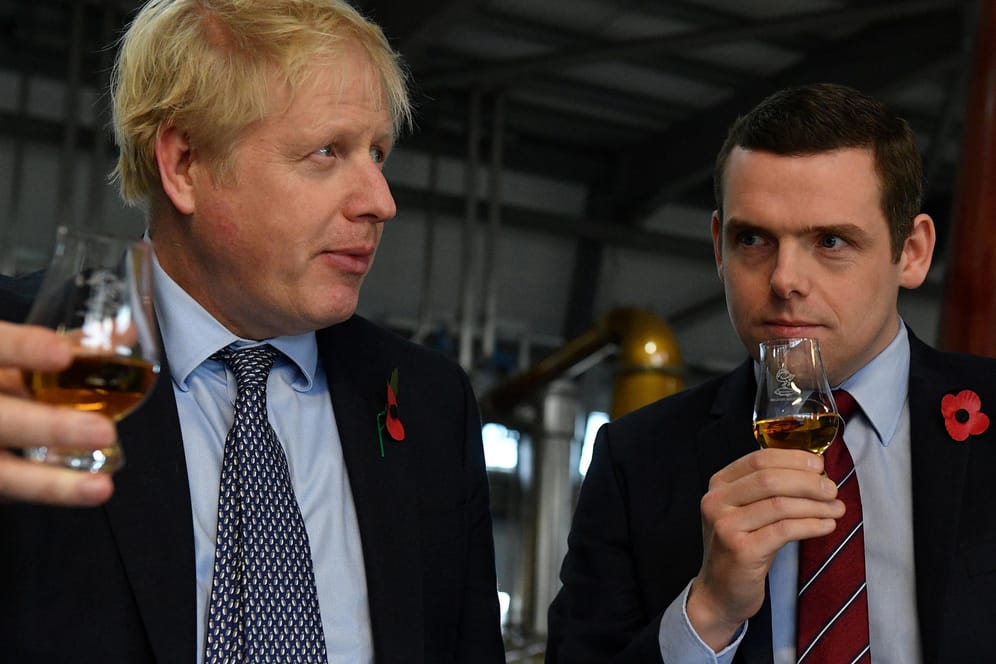 Boris Johnson (l.) und Douglas Ross: Das Regierungsmitglied trat am Dienstag zurück.