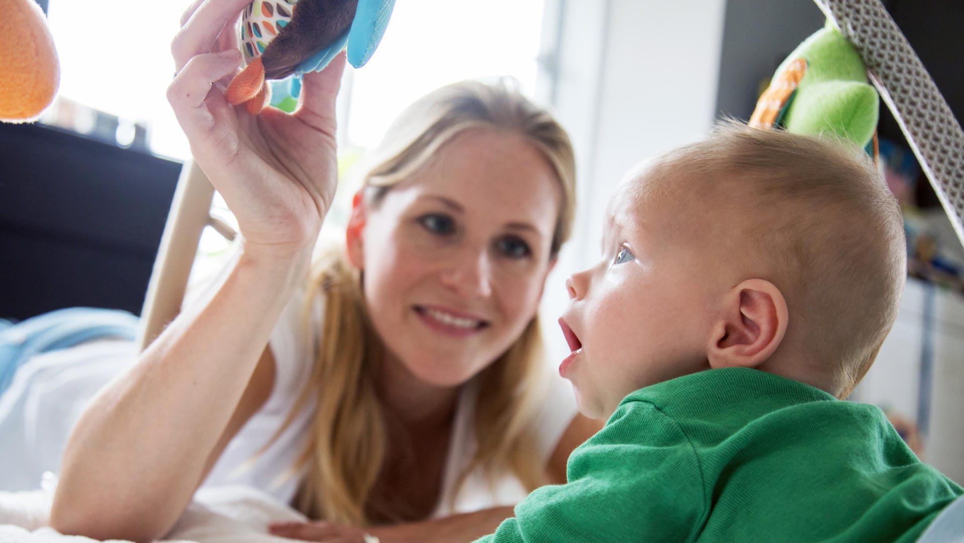 Zuwendung signalisieren: Die sogenannte Babysprache ermutigt die Kleinsten, selbst loszubrabbeln.