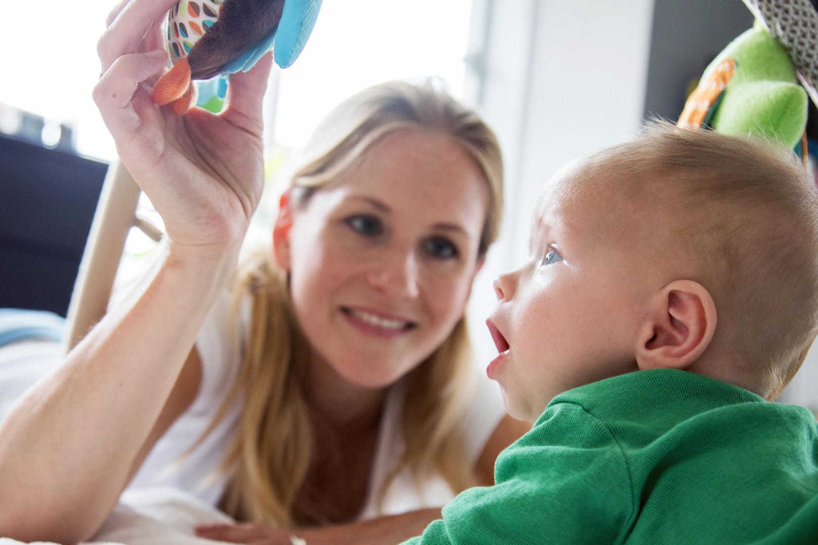 Zuwendung signalisieren: Die sogenannte Babysprache ermutigt die Kleinsten, selbst loszubrabbeln.