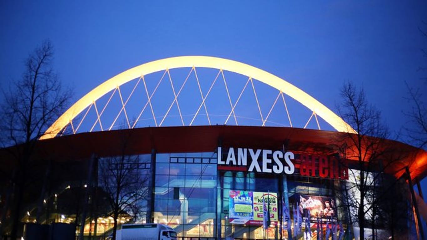 Die Kölner Lanxess-Arena in Köln: Dort wurden wegen der Corona-Krise keine Getränke verkauft, die nun in einer Aktion unter die Menschen gebracht werden sollen.