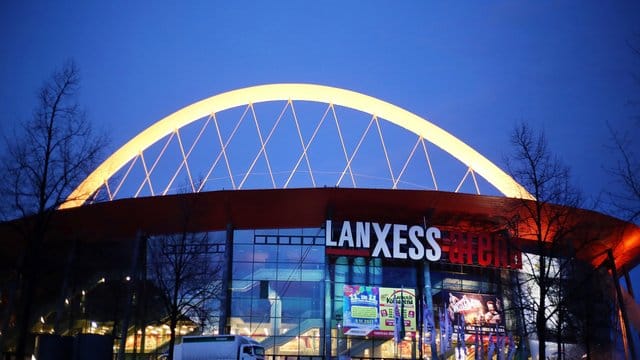Die Kölner Lanxess-Arena in Köln: Dort wurden wegen der Corona-Krise keine Getränke verkauft, die nun in einer Aktion unter die Menschen gebracht werden sollen. Die Kölner Lanxess-Arena in Köln: Dort wurden wegen der Corona-Krise keine Getränke verkauft, die nun in einer Aktion unter die Menschen gebracht werden sollen.