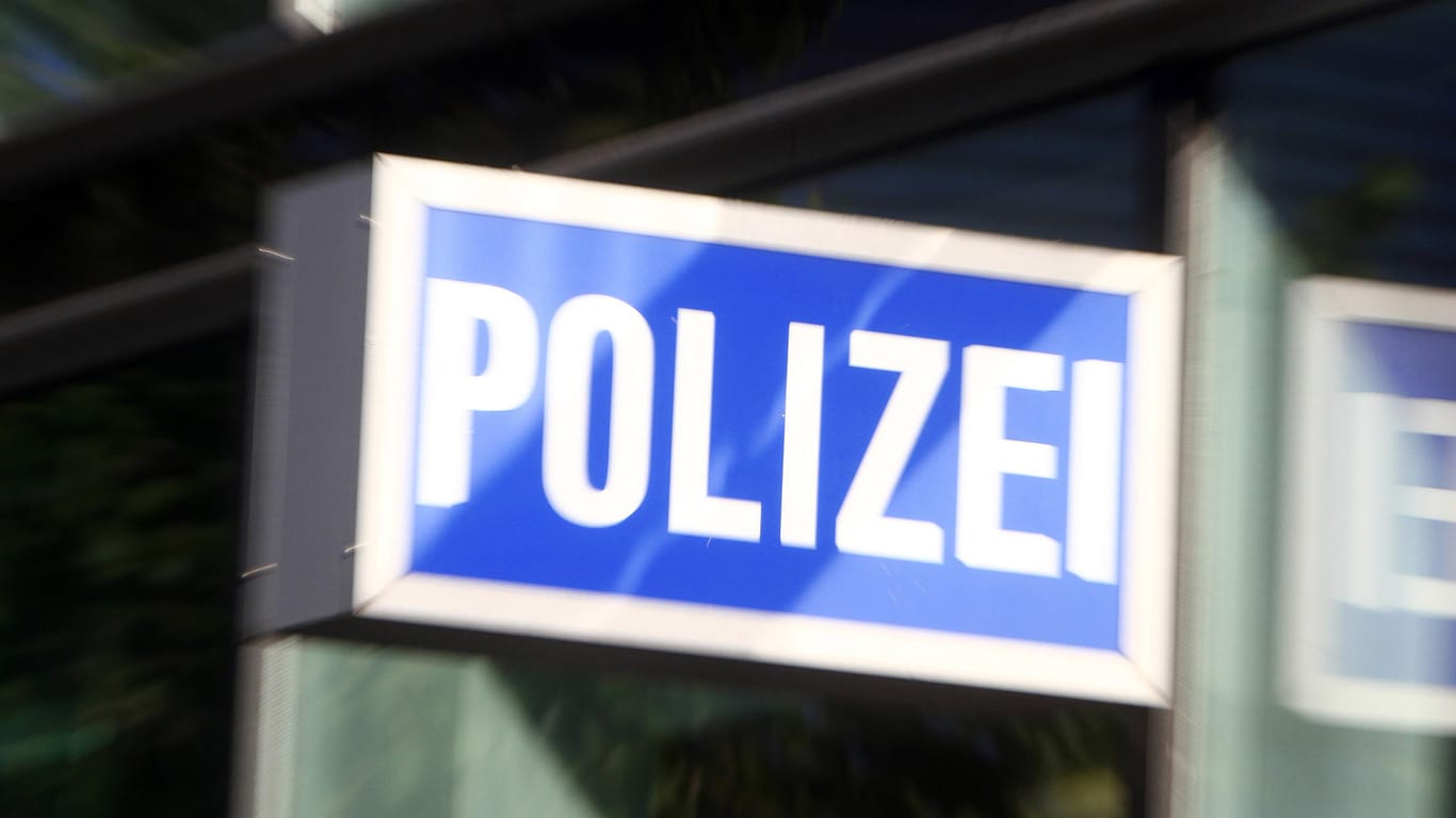 Ein Schild mit der Aufschrift "Polizei" (Symbolbild): Eine Frau hat in Mainz Polizisten verletzt.