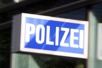 Ein Schild mit der Aufschrift "Polizei" (Symbolbild): Eine Frau hat in Mainz Polizisten verletzt.