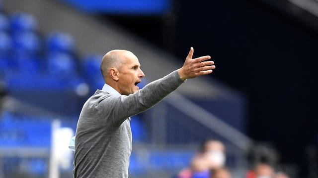 Augsburgs Trainer Heiko Herrlich hofft auf einen Sieg gegen den SC Paderborn.