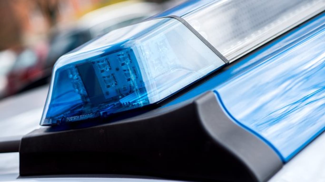 Das Blaulicht an einem Einsatzwagen der Polizei (Symbolbild): Gegen ein mutmaßliches Clanmitglied aus Essen wurde Haftbefehl erlassen.