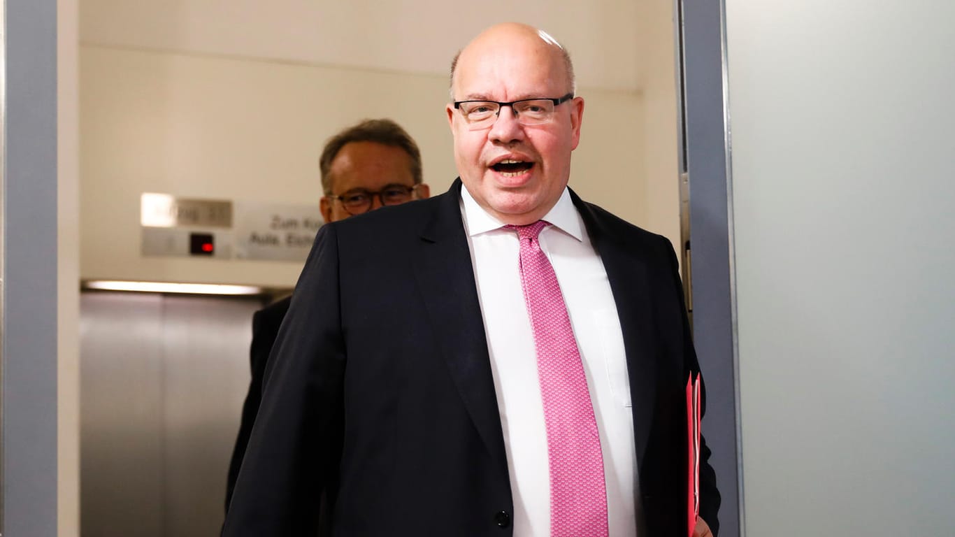 Bundeswirtschaftsminister Peter Altmaier (CDU): Der Staat springt der Lufthansa mit Milliarden bei.