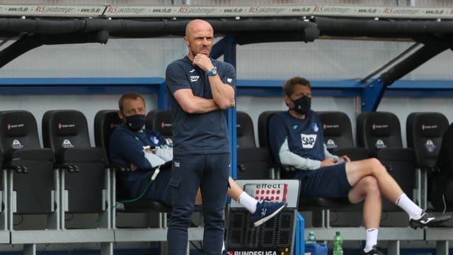 Hoffenheims Trainer Alfred Schreuder will einen Sieg seiner Mannschaft sehen. Hoffenheims Trainer Alfred Schreuder will einen Sieg seiner Mannschaft sehen.