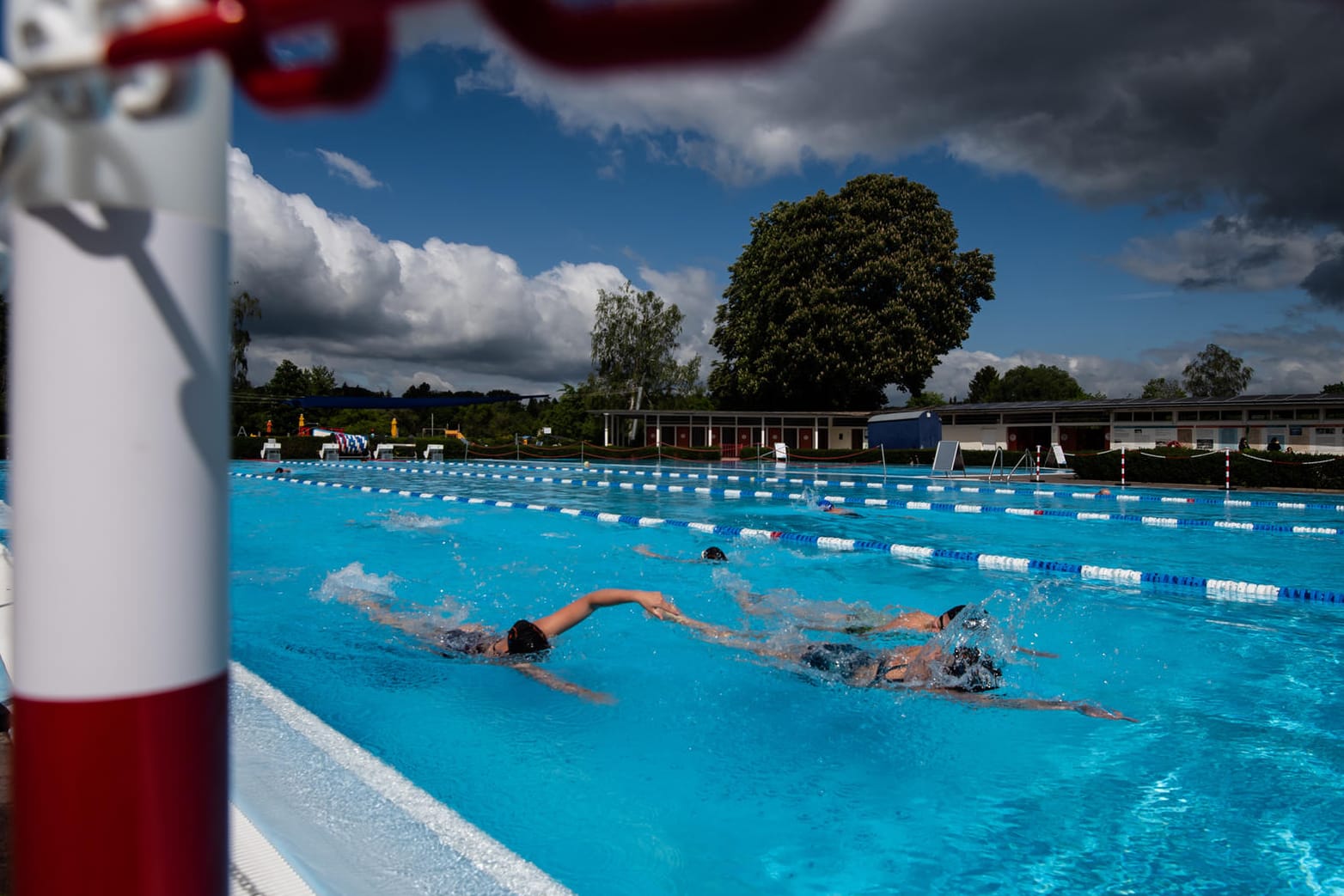 Ein Freibad in Niedersachsen: Viele Länder lockern weiter die Corona-Maßnahmen.