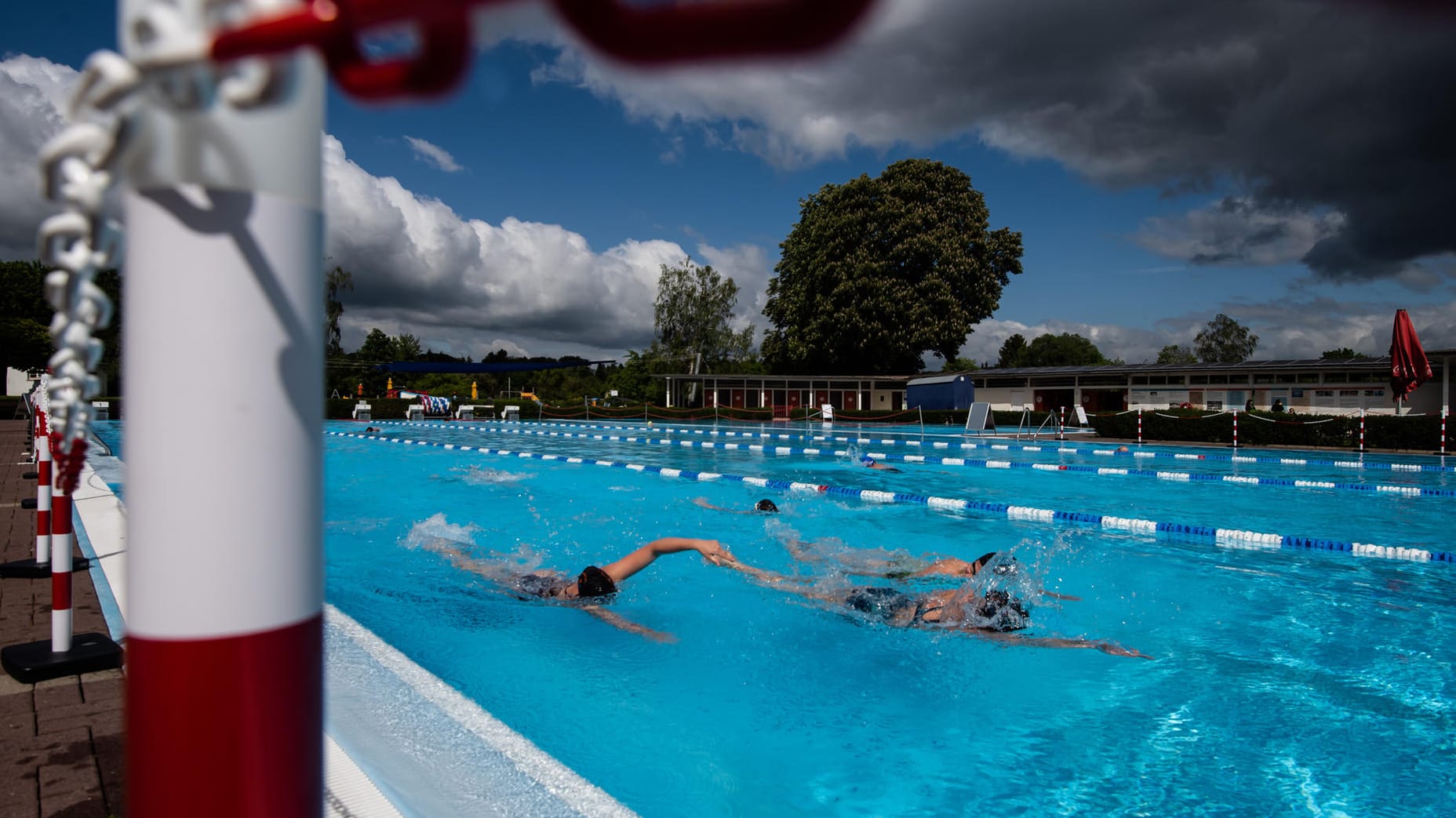 Ein Freibad in Niedersachsen: Viele Länder lockern weiter die Corona-Maßnahmen.