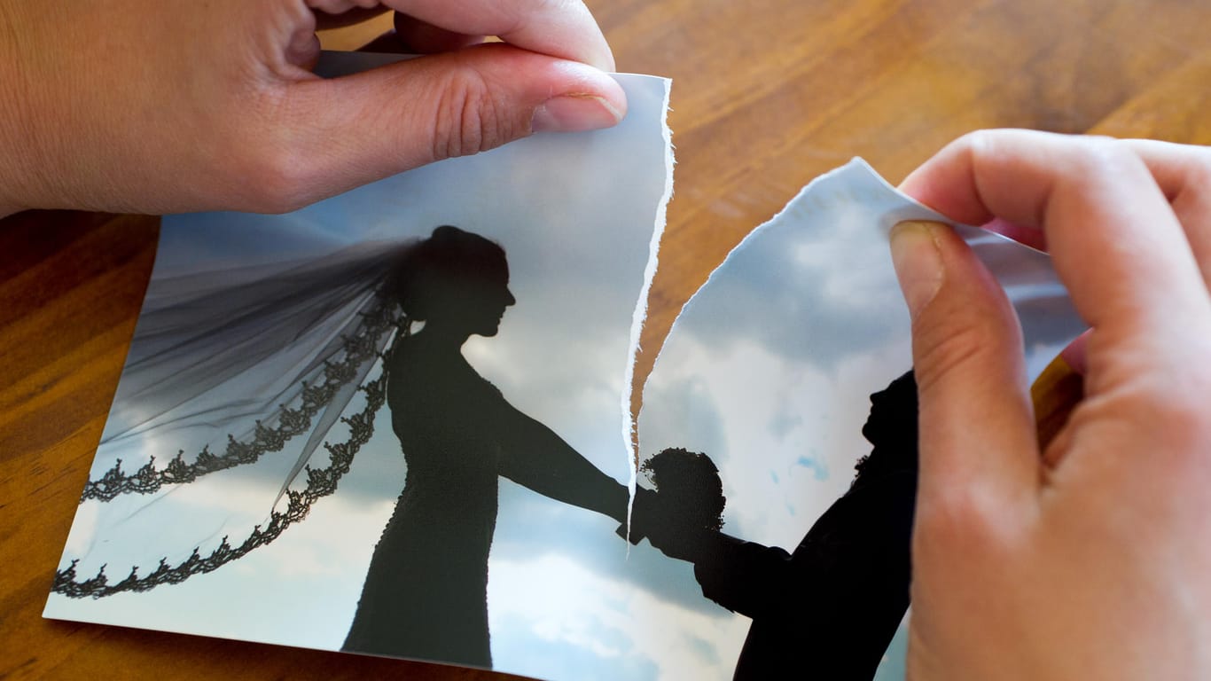 Ein zerissenes Hochzeitfoto (Symbolbild): Die Aufteilung von Betriebsrenten nach einer Scheidung ist verfassungskonform.