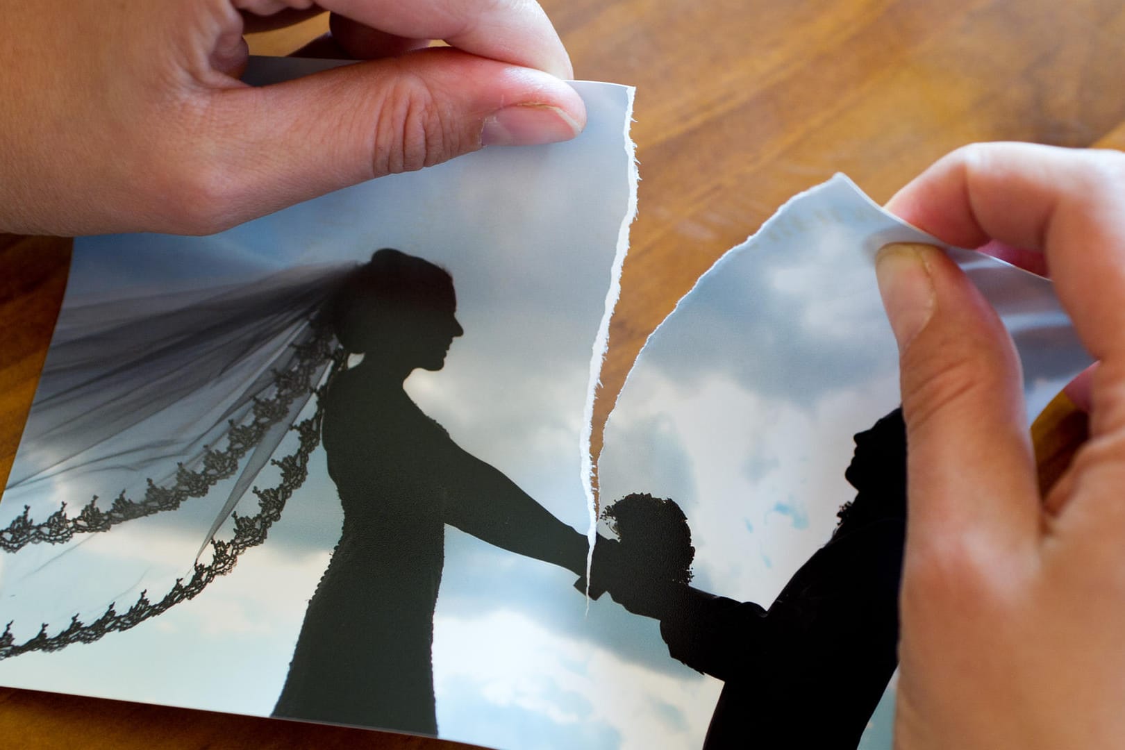 Ein zerissenes Hochzeitfoto (Symbolbild): Die Aufteilung von Betriebsrenten nach einer Scheidung ist verfassungskonform. Ein zerissenes Hochzeitfoto (Symbolbild): Die Aufteilung von Betriebsrenten nach einer Scheidung ist verfassungskonform.