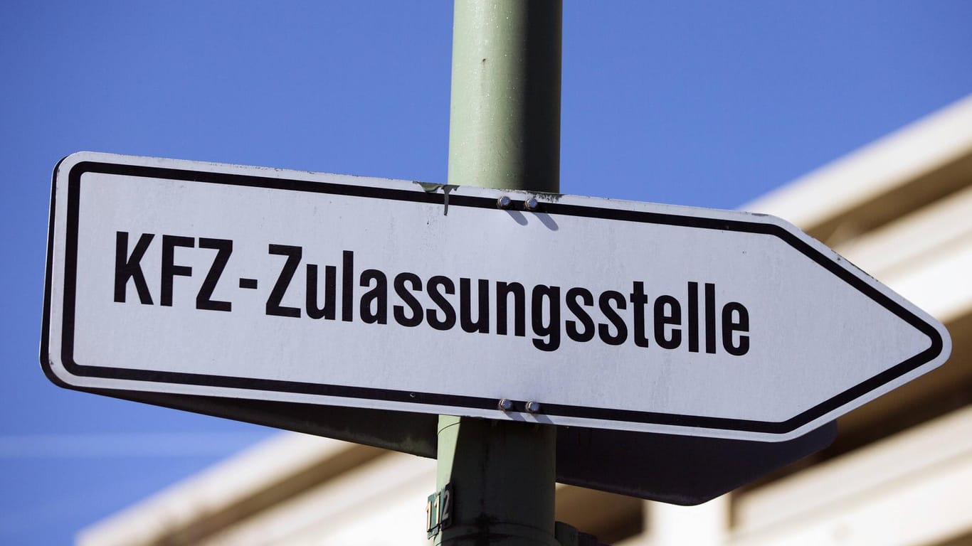 Ein Schild weist in die Richtung einer Kfz-Zulassungsstelle (Symbolbild): Fahrzeuge können in Wuppertal nun online zugelassen werden.
