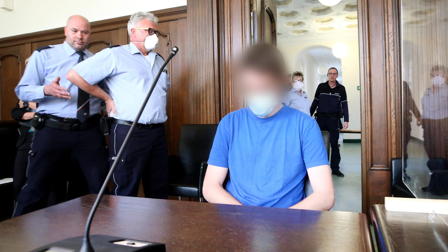 Der Angeklagte während des Prozesses: Der 27-jährige Soldat wurde zu 10 Jahren Haft und einem Aufenthalt in der geschlossenen Psychiatrie verurteilt. (Archivbild)