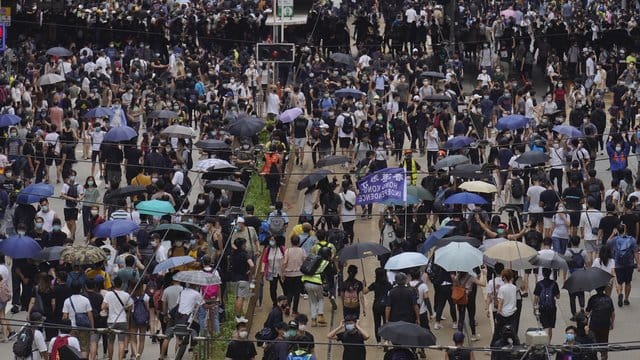 Zahlreiche Demonstranten gingen am Wochenende in Hongkong gegen Pekings geplantes Sicherheitsgesetz auf die Straße. Zahlreiche Demonstranten gingen am Wochenende in Hongkong gegen Pekings geplantes Sicherheitsgesetz auf die Straße.