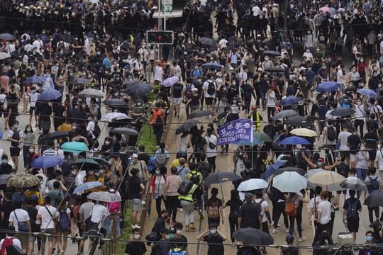 Zahlreiche Demonstranten gingen am Wochenende in Hongkong gegen Pekings geplantes Sicherheitsgesetz auf die Straße.